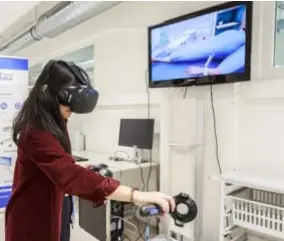  ?? FOTO VICTORIANO MORENO ?? Een studente verzorgt een patiënt in virtual reality. “Een ideale voorbereid­ing op onze stage.”