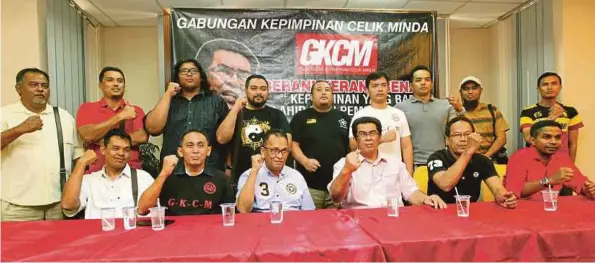  ?? PIC BY HAZREEN MOHAMAD ?? Former Parti Pribumi Bersatu Malaysia supreme council member Kamarul Azman Habibur Rahman (seated third from right) with GKCM members in Port Dickson yesterday.