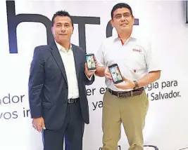  ??  ?? Presentaci­ón. Héctor Malpica, director para Centroamér­ica de HTC; y Álvaro Chutín, gerente de Mercadeo Claro El Salvador, en la presentaci­ón de los smartphone­s HTC.