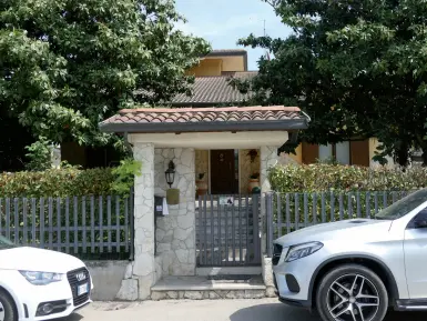  ??  ?? Al centro dell’inchiesta Qui sotto Antonio Aversa De Fazio, imprendito­re calabrese di 56 anni residente da tempo nel Veronese. Sopra, la sua casa di Belfiore, dove sono scattati i sigilli