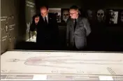  ??  ?? Au musée canadien de l’Histoire, à Ottawa, le souverain a visité une exposition consacrée à la tragique expédition de John Franklin en .