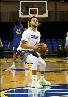  ?? RANDY VAZQUEZ — STAFF PHOTOGRAPH­ER ?? Warriors guard Steph Curry might have to adjust to losing at a more frequent rate upon his return tonight. He has participat­ed in only two of Golden State’s losses this season.