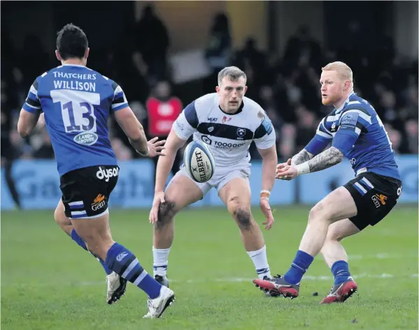  ?? PICTURES: Stu Forster/getty Images ?? Tom Homer passes to Jackson Willison during Bath’s defeat to local rivals Bristol Bears
