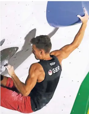  ?? FOTO: AP/JAE C. HONG ?? Der Aachener Yannick Flohé klettert bei der WM im Bouldern zur Bronzemeda­ille.