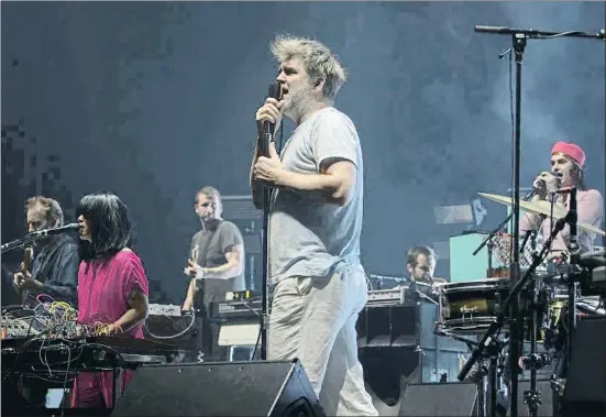  ?? MANÉ ESPINOSA ?? James Murphy, en primer plano, durante el concierto de LCD Soundsyste­m en el Sónar de Noche el pasado mes de junio