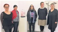  ?? FOTO: OLAF REIFEGERST­E ?? Fünf der insgesamt 13 ausstellen­den Künstlern (v.l.): Christina Böckler, Susan Feind, Elisabeth Höller, Luise Hoyer und Stacey Blatt.