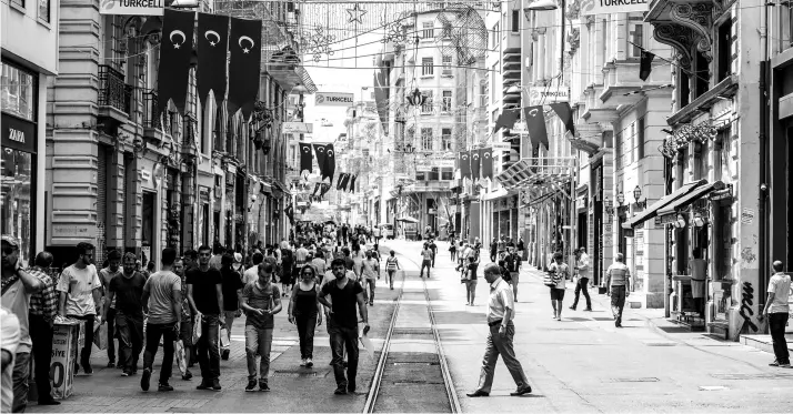  ??  ?? 土耳其货币里拉暴跌，引发中国游客到土耳其­旅游的热潮 视觉中国图
