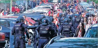  ??  ?? ALTO RIESGO. El último Atleti-Madrid obligó al despliegue en el Calderón de un gran número de agentes.