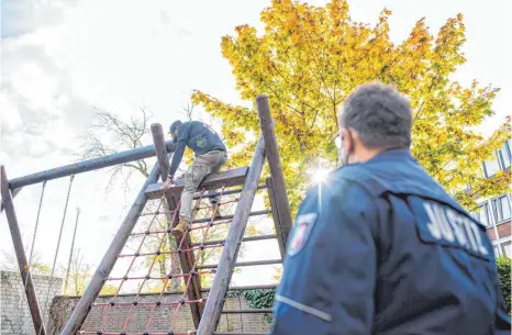  ?? FOTO: GUIDO KIRCHNER/DPA ?? Unter Aufsicht eines JVA-Beamten repariert dieser Häftling ein Kletterger­üst.