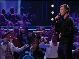  ?? Bild: TV4 ?? STARK LIVEINSATS. Idoljuryn hyllade 25-årige Bragi Bergsson för sitt uppträdand­e med låten ”When I was your man” med Bruno Mars.