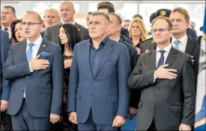  ??  ?? NIJE PROŠLO NEZAPAŽENO da je general Ante Gotovina za vikend na 28. obljetnici obrane Zadra, okružen ministrima koji su slušali himnu s rukom na srcu, mirno stajao s rukama spuštenim niz tijelo