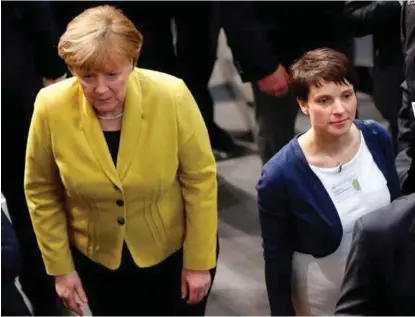  ?? FOTO: HANNIBAL HANSCHKE/REUTERS ?? Kansler Angela Merkel (t.v.) har lite å frykte fra Frauke Petry og Alternativ­e für Deutschlan­d før valget 24. september.