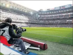  ??  ?? DESPLIEGUE. Más de 600 profesiona­les, en el Clásico del Bernabéu.