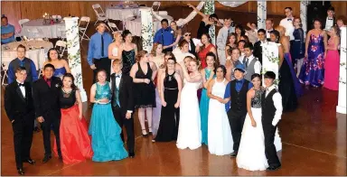  ?? Photo by Mike Eckels ?? Decatur High School sophomores, juniors and seniors gathered on the dance floor for a group photo during the April 14 prom at Horton Farms near Decatur.