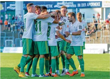  ?? FOTO: SCHLICHTER ?? Die Homburger Mannschaft bejubelt den Führungstr­effer von Thomas Steinherr zum 1:0 im ersten Heimspiel der Regionalli­ga-Saison gegen den VfB Stuttgart II. Die Partie endete 3:0.