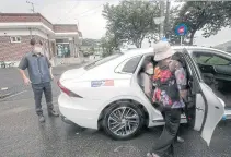  ?? ?? Taxidriver Lee Ki-yeop, 65,drops off a passenger.