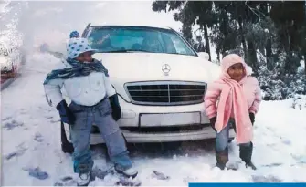  ??  ?? ABOVE: Christelle (right) and her sister 20 years ago in the snow in Ceres in the Western Cape. RIGHT: Christelle with her mom, Heather Dreyer, in their lounge.