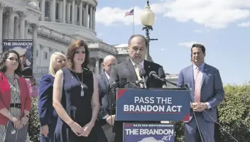  ?? FOTO BROOKE NEWMAN, CRONKITE NOTICIAS ?? PATRICK CASERTA, hablando, y su esposa, Teri, a la izquierda, dijeron que esperan que la aprobación de la Ley Brandon pueda evitar a otros padres el dolor que sufrieron cuando su hijo murió por suicidio mientras servía en la Marina.