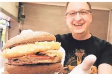  ?? FOTO: STEFAN AREND ?? Der Duisburger Imbiss-Chef Marco Peters („Iss doch wurscht“) lässt sich regelmäßig etwas Neues einfallen.