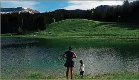  ??  ?? Montagnes et lacs sont très prisés cet été (ici, le lac de Javen, en Haute-Savoie).