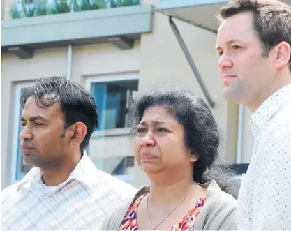  ?? Picture / ODT ?? Sam Wijerathne and his wife Dinesha Amarasingh­e with Clutha-Southland MP Hamish Walker.