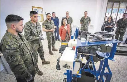  ?? S.GARCÍA ?? La ministra de Defensa, Margarita Robles, ayer junto al nuevo simulador.