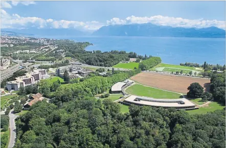  ?? [ Alain Herzog/Unil ] ?? Direkt am Genfer See, mit Blick auf Schweizer und französisc­he Berge, liegt der Campus der Universitä­t Lausanne. Anita Auer, Linguistin, Universitä­t Lausanne