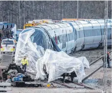  ?? FOTO: DPA ?? Der während eines Sturms auf der Meeresbrüc­ke verunglück­te Zug wurde nach Nyborg gebracht.