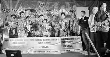  ??  ?? Nyallau (standing fourth right) at the closing ceremony of the Gawai Dayak bazaar held at Skim Skrang last week.