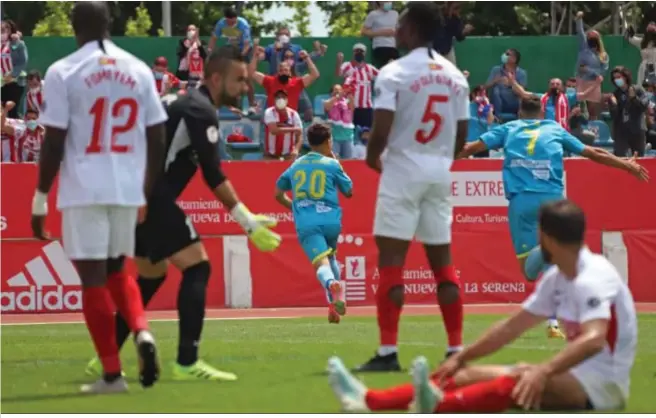  ??  ?? Romero a celebrar su gol, el 1-2, seguido por Raúl ante los jugadores abatidos del Sanse.