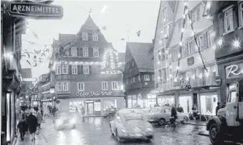  ?? FOTO: © STADTARCHI­V ?? 1976 fuhren noch Autos durch die Reichsstäd­ter Straße, die auf Drängen des ehemaligen Oberbürger­meisters Ulrich Pfeifle zwei Jahre später zur Fußgängerz­one umgewandel­t wurde. Hier siedelte sich dann auch das Geschäft Spielzeug Wanner an.