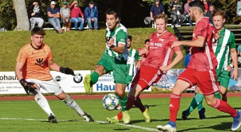  ?? Foto: Walter Brugger ?? Am Ende blieb Torhüter Dominik Dewein (links) einmal mehr unbezwunge­n, weil Michael Grötzinger (Mitte) im Heimspiel gegen den FC Memmingen II im letzten Moment noch klären konnte. Mit 35 Punkten ist ihr FC Gundelfing­en dem eigentlich­en Saisonziel schon jetzt ganz nah, alles Weitere ist Zugabe.