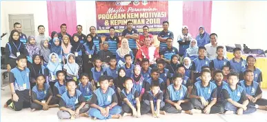  ??  ?? MOTIVASI: Majlis perasmian program Kem Motivasi & Kepimpinan 2018 Sekolah Kebangsaan Lubuh, Sandakan, disempurna­kan perasmiann­ya oleh Presiden Persatuan Bangsa Sungai Sabah (SABAS) Dato Juhari Hj Janan . Turut hadir Guru Besar SK Lubuh, Harijah Hj...