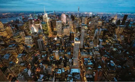  ?? Fotos: Georg Fischer, Richard Drew, dpa ?? Sie gehörte zur High Society, sah von ihrem Bett aus auf die Skyline der New Yorker Wolkenkrat­zer und genoss Hummer auf den exklusivst­en Partys. Jetzt fristet Anna S. ihre Tage in einer einsamen Zelle.