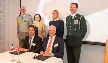  ?? PR-FOTO: WEIBEL ?? Prins Joachim i fuld uniform sammen med blandt andre den danske forsvarsmi­nister Trine Bramsen i forbindels­e med underskrif­ten af det dansk/franske militaersa­marbejde.