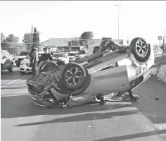  ??  ?? Sobreviven. Pese a lo aparatoso del accidente, las conductora­s resultaron ilesas.