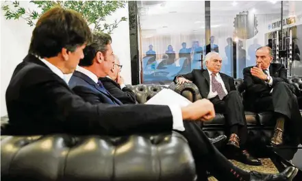  ?? BETO BARATA/PR ?? Parceiros. Michel Temer e Aloysio Nunes receberam o chanceler da Argentina, Jorge Faurie, na Base Aérea de Brasília