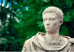  ??  ?? Ce buste de l’empereur romain Caligula se trouve dans le parc Łazienki à Varsovie.