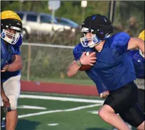  ?? MEDIANEWS GROUP ?? The Shaker football team practices on August 30, 2021.