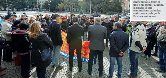  ??  ?? Gonfalone di San Marco Luca Zaia, ieri, a Belluno, per la presentazi­one dei candidati della Lega,.Immancabil­e il vessillo con il leone marciano