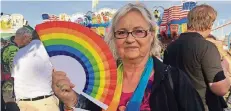  ?? RP-FOTOS (4): LAURA IHME ?? Doro Treichel-Linnenwebe­r hatte beim heißen Wetter an den Fächer gedacht – natürlich in Regenbogen­farben.