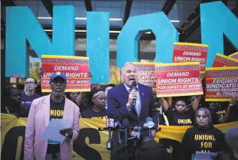  ?? Scott Olson / Getty Images ?? Democratic presidenti­al candidate and Washington Gov. Jay Inslee joins a rally May 23 outside McDonald’s headquarte­rs in Chicago demanding higher wages for fast food workers.