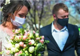  ??  ?? Lo malo de las bodas es la pregunta: «¿Y vosotros para cuándo?»