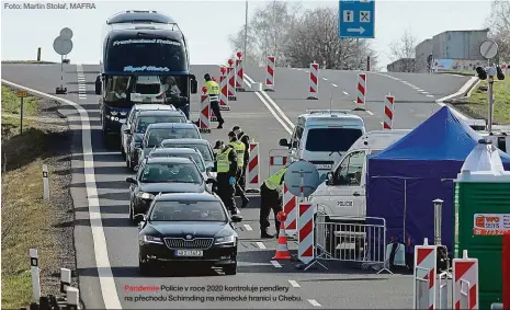  ?? Foto: Martin Stolař, MAFRA ?? Pandemie Policie v roce 2020 kontroluje pendlery na přechodu Schirnding na německé hranici u Chebu.