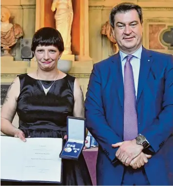  ?? Foto: Bayerische Staatskanz­lei ?? Auszeichnu­ng in München: Unsere Zeitungsau­strägerin Yvonne Rauscher hat von Ministerpr­äsident Markus Söder die bayerische Rettungsme­daille erhalten.