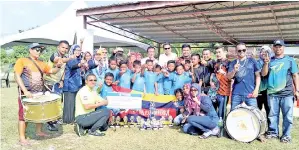  ??  ?? PARA pemain pasukan SKPM A bergambar kenangan bersama Pasukan Penyokong Ultras Menumbok, Jurulatih Koperal Mohd Izammuddin Mohd Yusof (dua kiri), Nordin Mohd Taip (sembilan kanan) dan Jauhan Haji Aweh (lapan kanan).