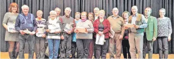  ?? FOTO: SILVIA MÜLLER ?? Zahlreiche Ehrungen für Mitglieder der Albverein-Ortsgruppe Aixheim hatte Gauobmann Klaus Butschle (Zweiter von rechts) mitgebrach­t.