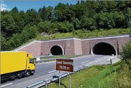  ??  ?? Am Rennsteigt­unnel auf der Autobahn  wird das neue System gegen Falschfahr­er derzeit getestet. Archiv-foto: Peter Michaelis