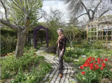  ?? PHOTOS BY GARY YOKOYAMA, THE HAMILTON SPECTATOR ?? Joan Wallace in her beautiful Burlington garden.