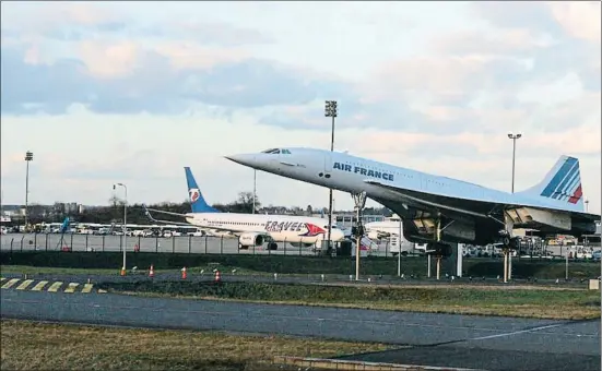  ?? JAVIER ORTEGA FIGUEIRAL ?? Un avión supersónic­o Concorde, que voló entre 1976 y el 2003, se conserva como monumento en el aeropuerto Charles de Gaulle de París